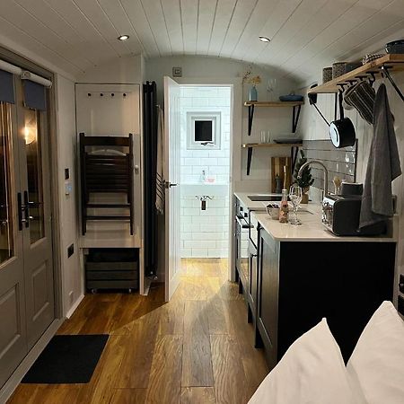 Luxury Shepherds Hut - The Sweet Pea By The Lake York Exterior photo
