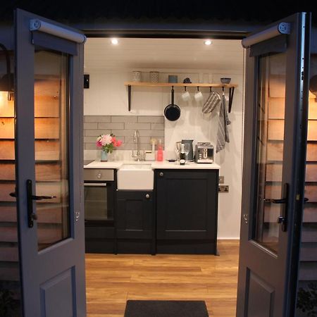 Luxury Shepherds Hut - The Sweet Pea By The Lake York Exterior photo