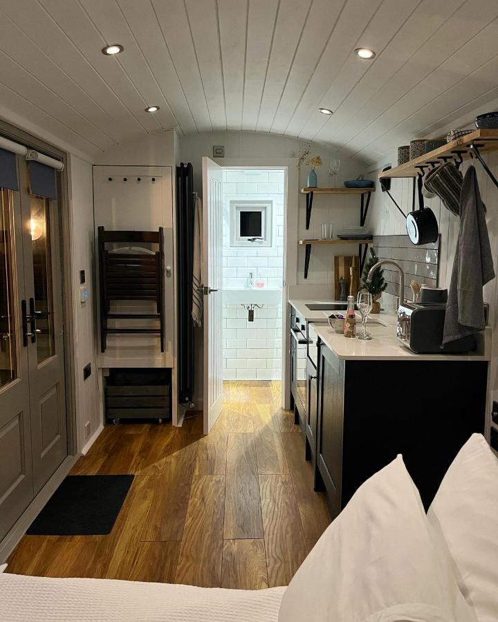 Luxury Shepherds Hut - The Sweet Pea By The Lake York Exterior photo
