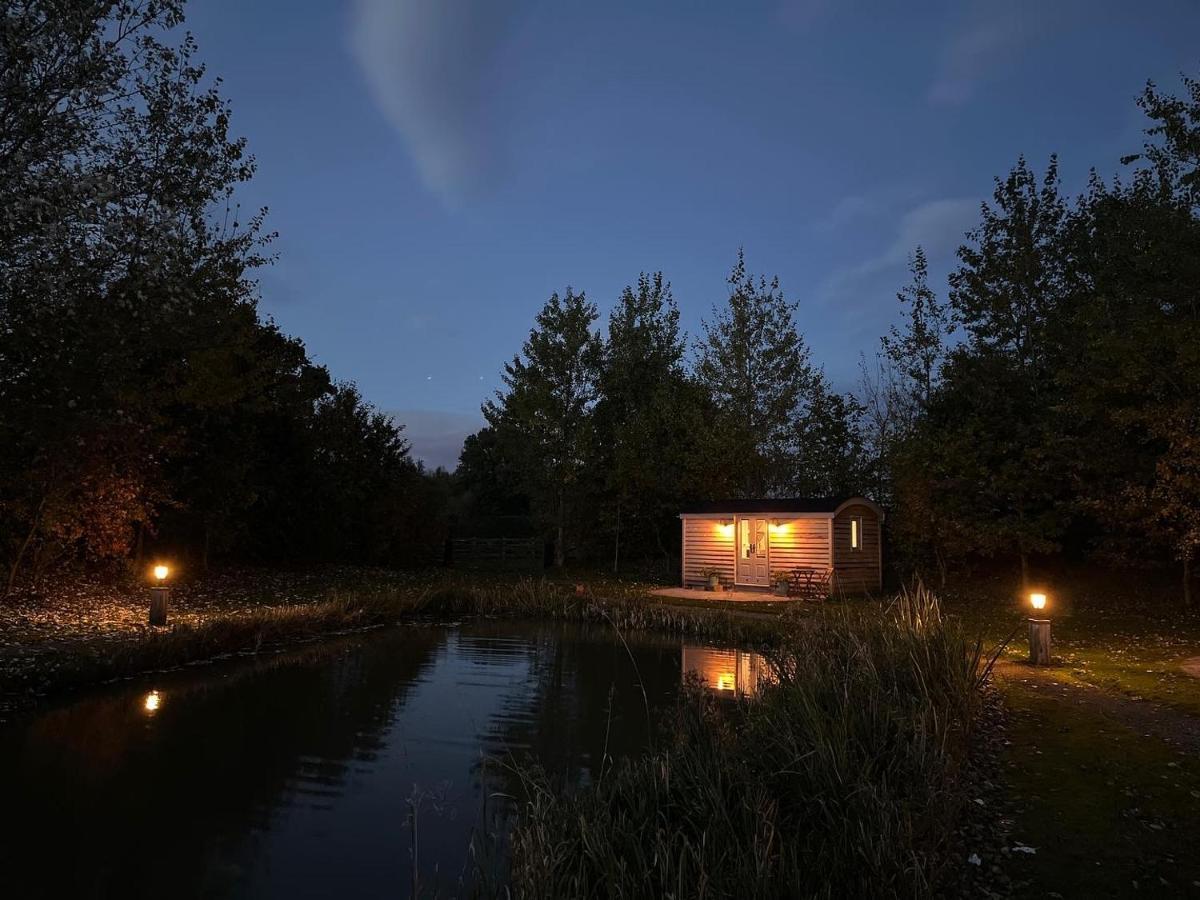 Luxury Shepherds Hut - The Sweet Pea By The Lake York Exterior photo