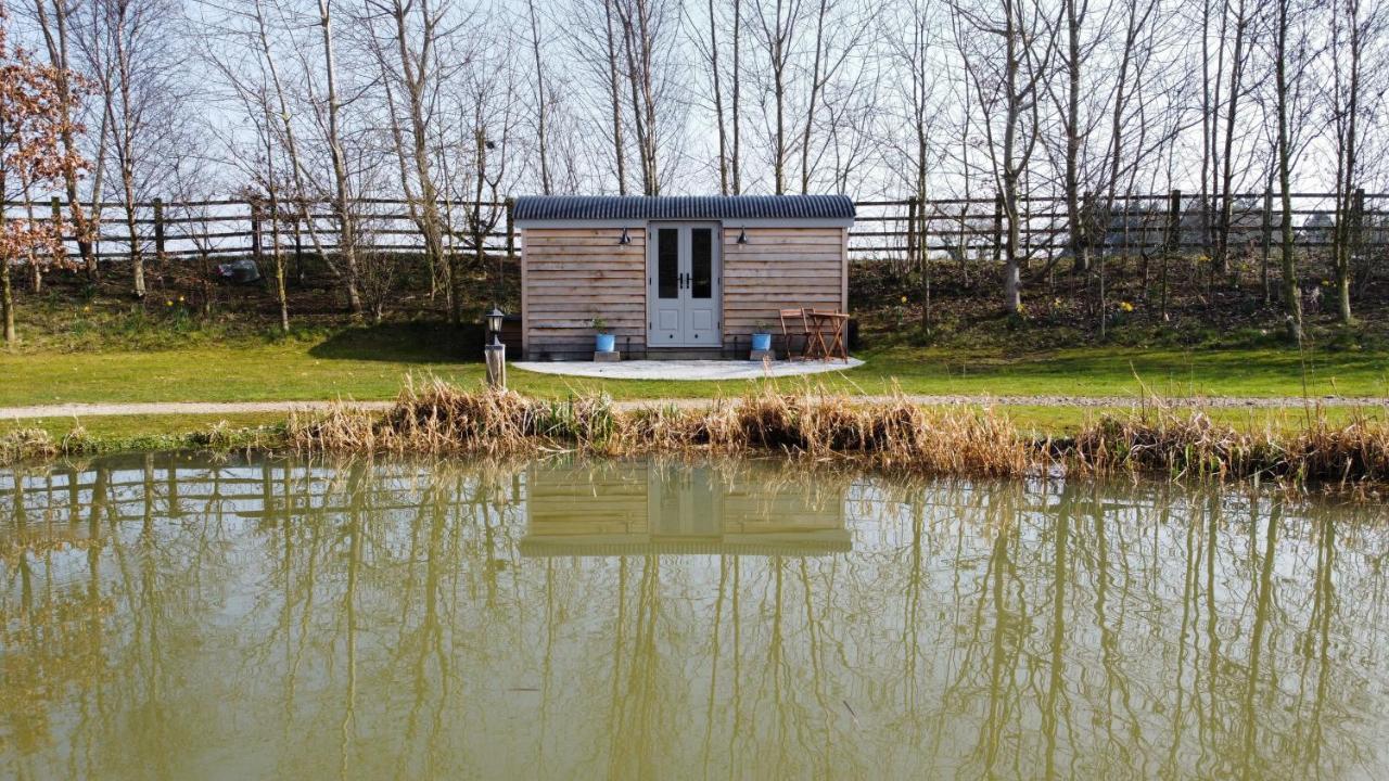 Luxury Shepherds Hut - The Sweet Pea By The Lake York Exterior photo