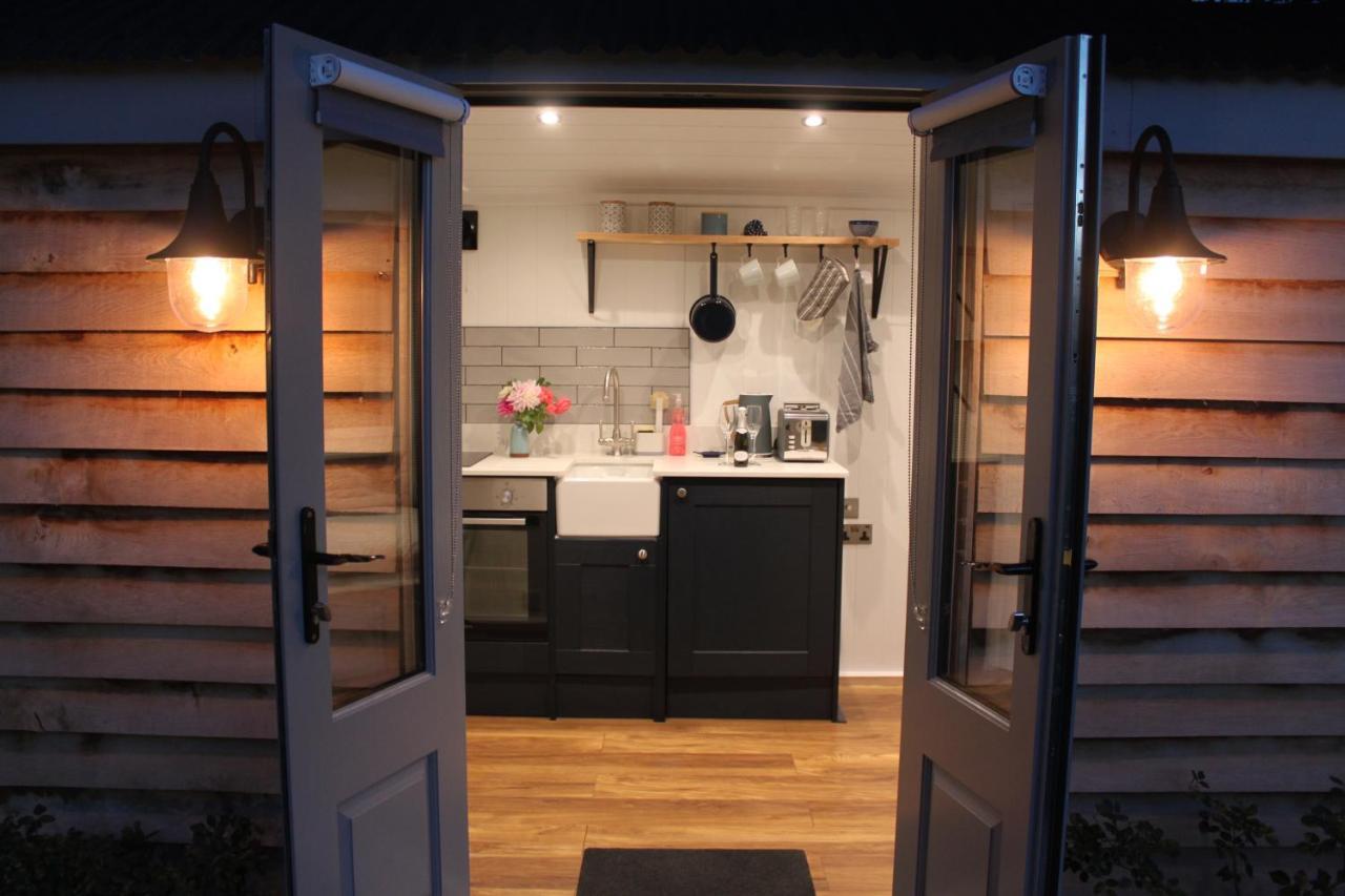 Luxury Shepherds Hut - The Sweet Pea By The Lake York Exterior photo