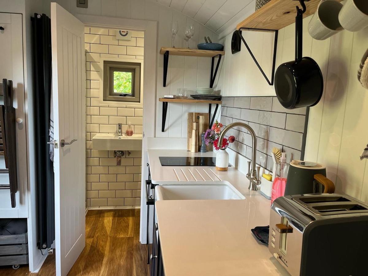 Luxury Shepherds Hut - The Sweet Pea By The Lake York Exterior photo